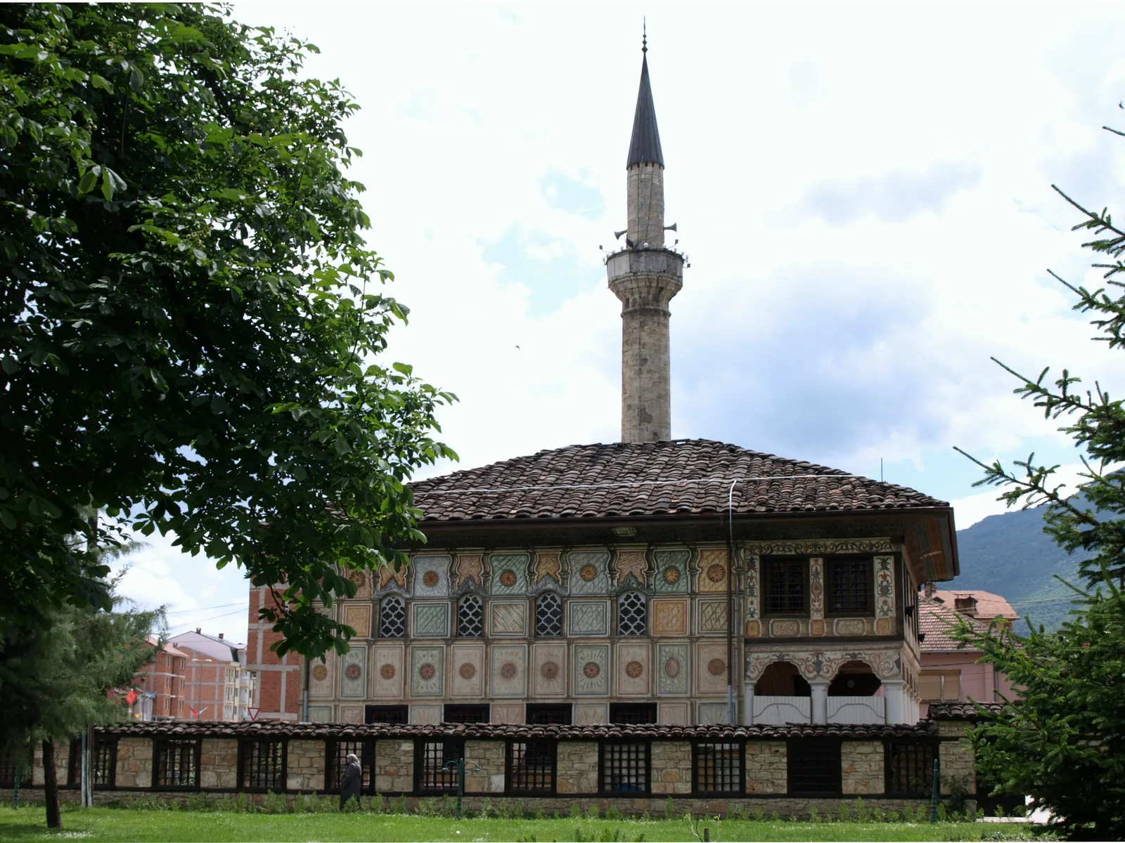 Šarena Xhamia, den målade moskén i Tetovo, med sin målade fasad och sin minaret