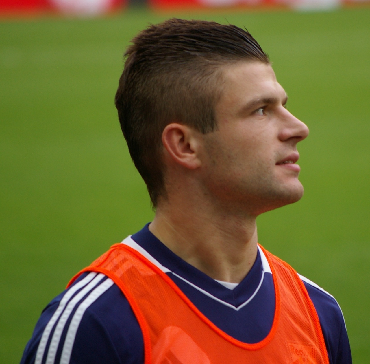 Valon Berisha con la ropa de entrenamiento del Red Bull Salzburg