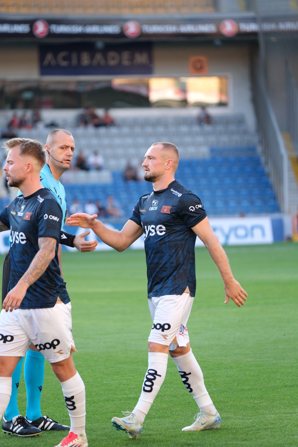 Veton Berisha saltando al campo con los colores del Viking FK