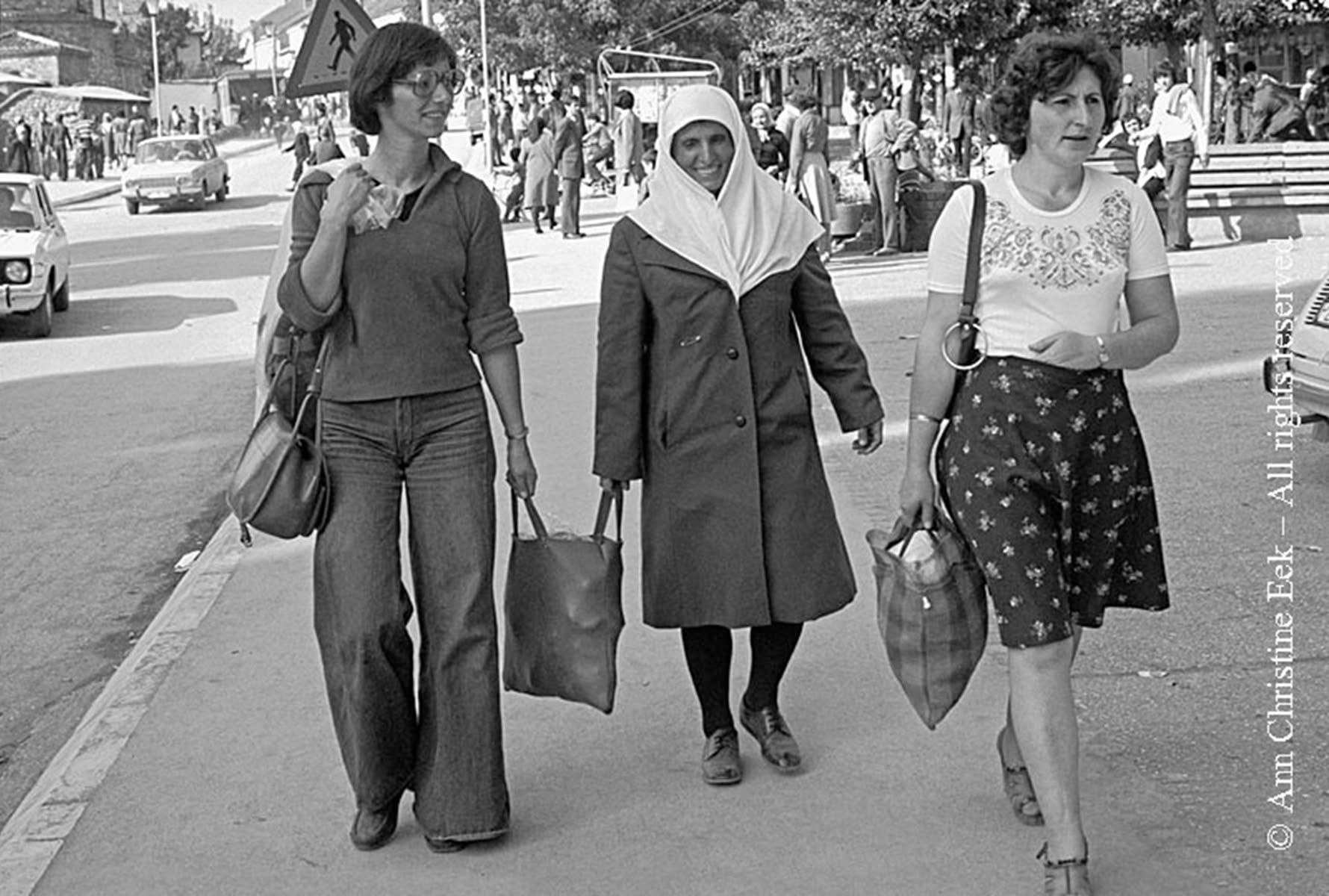 Berit Backer majtas, duke ecur me dy gra nga Isniqi në një treg të Prizrenit në shtator 1976