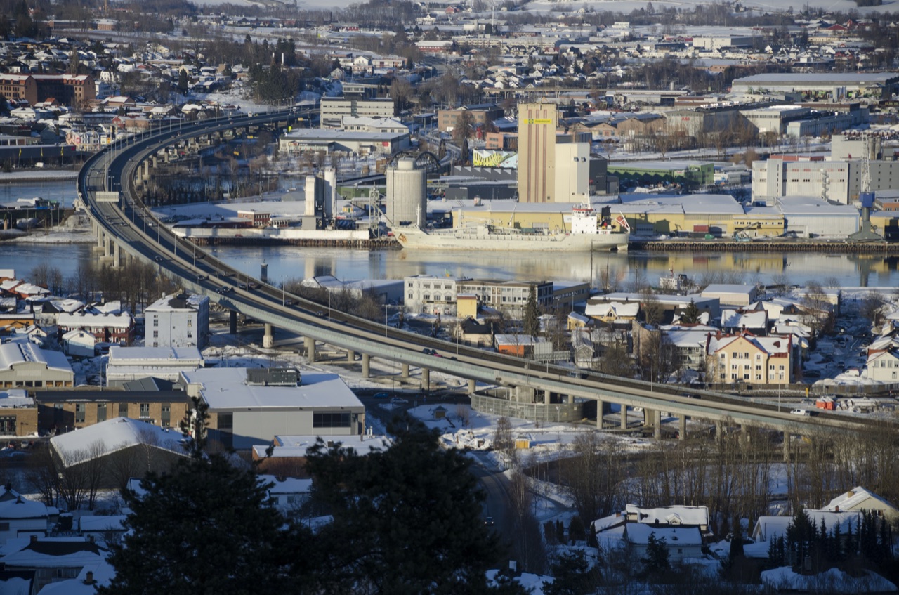 El puente de la autopista que cruza el valle de Drammen, visto desde Drafnkollen, por encima de la ciudad