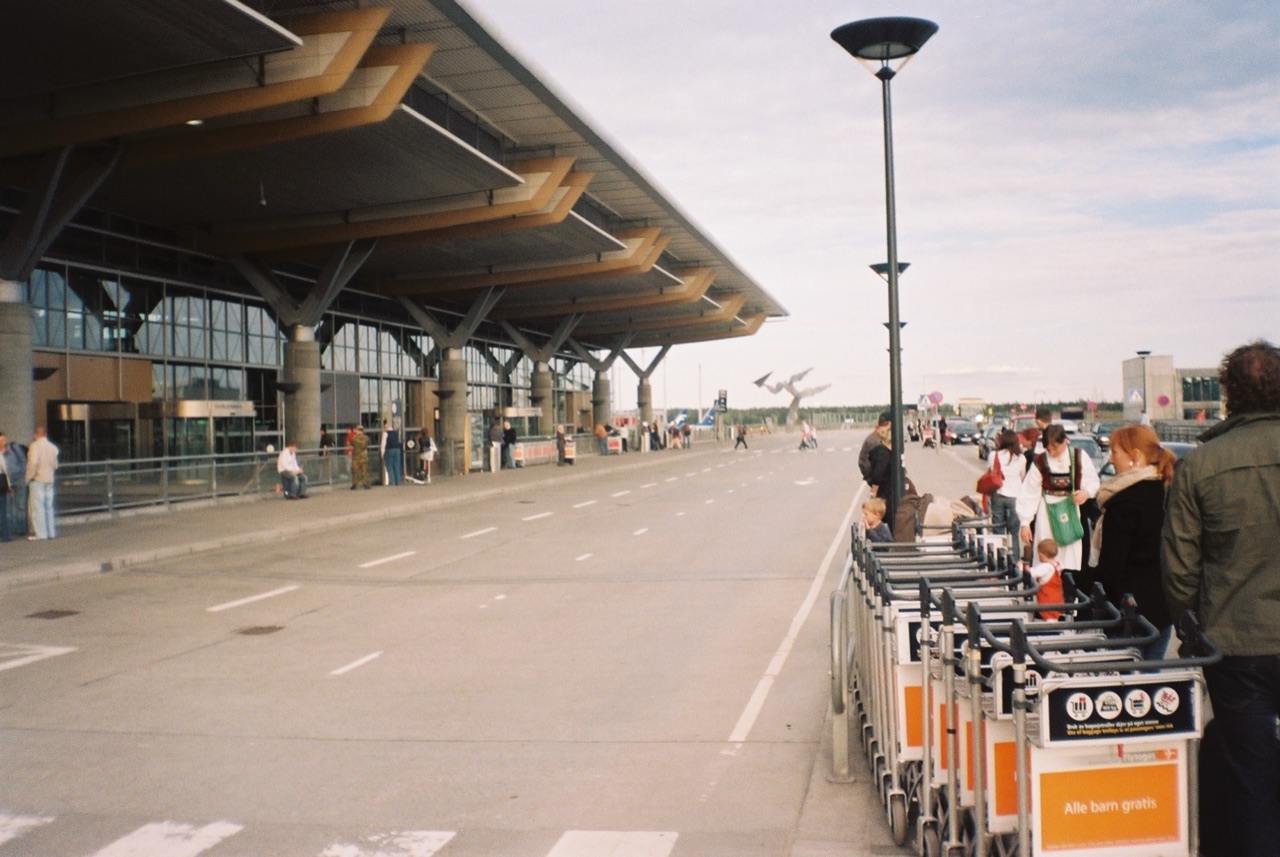 El edificio terminal del aeropuerto de Oslo Gardermoen, donde aterrizó el 6 de abril de 1999 el primer vuelo noruego de evacuación de la guerra de Kosovo