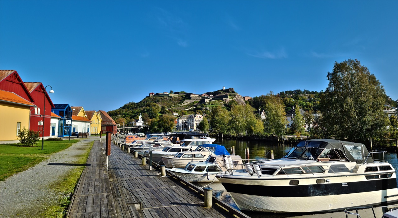 La ciudad de Halden con el río Tista y la fortaleza de Fredriksten en la colina que la domina