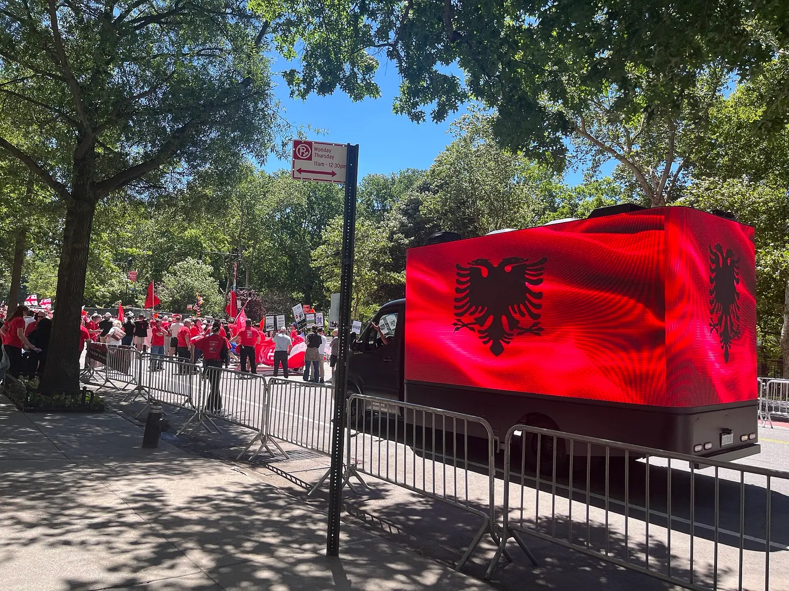 Albanische Flaggeninstallation und Teilnehmende nahe Central Park bei der Parade 2026
