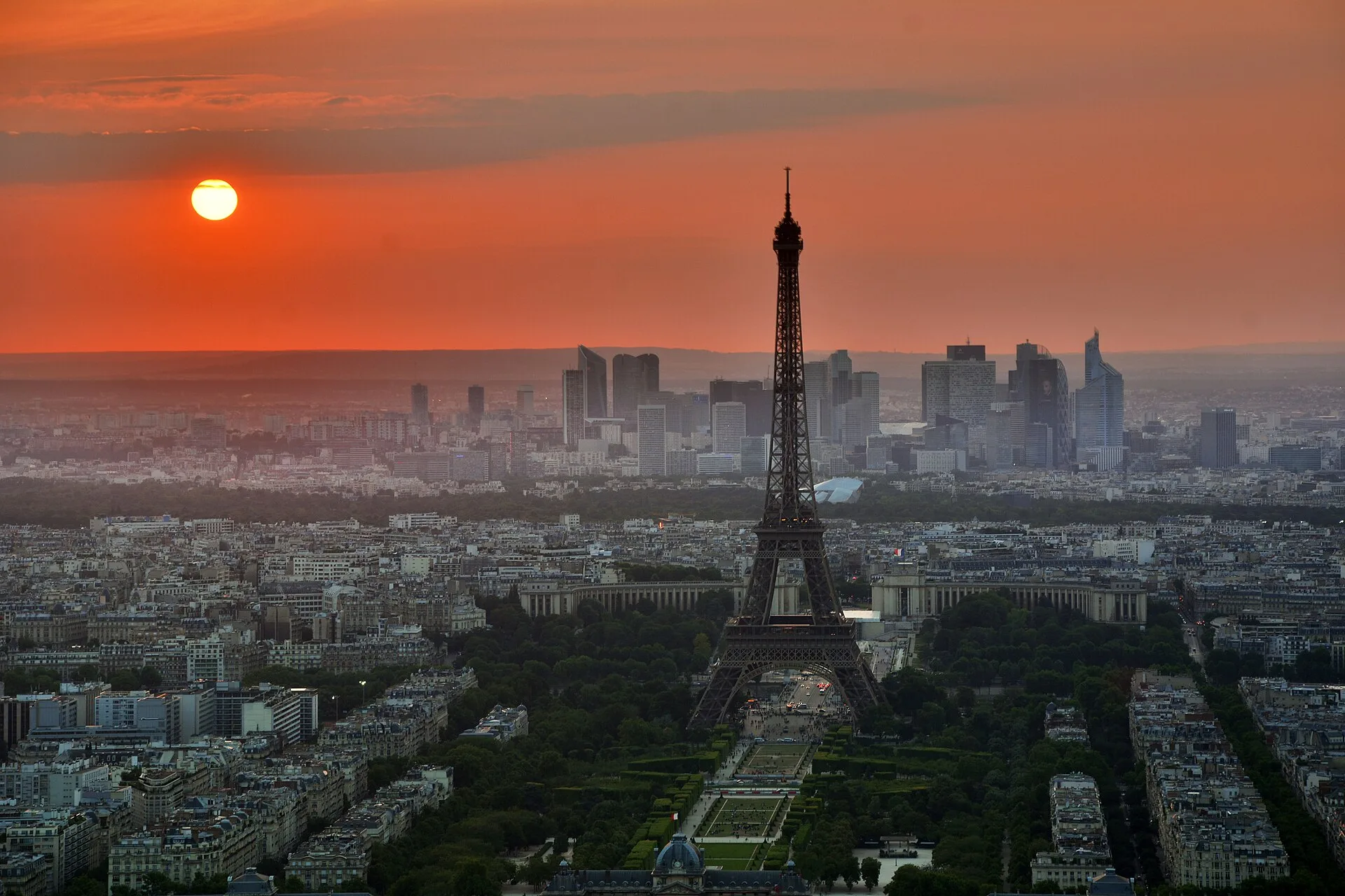 Kulla Eiffel dhe panorama e Parisit në perëndim, simbol i komunitetit shqiptar të shpërndarë në Parisin e Madh