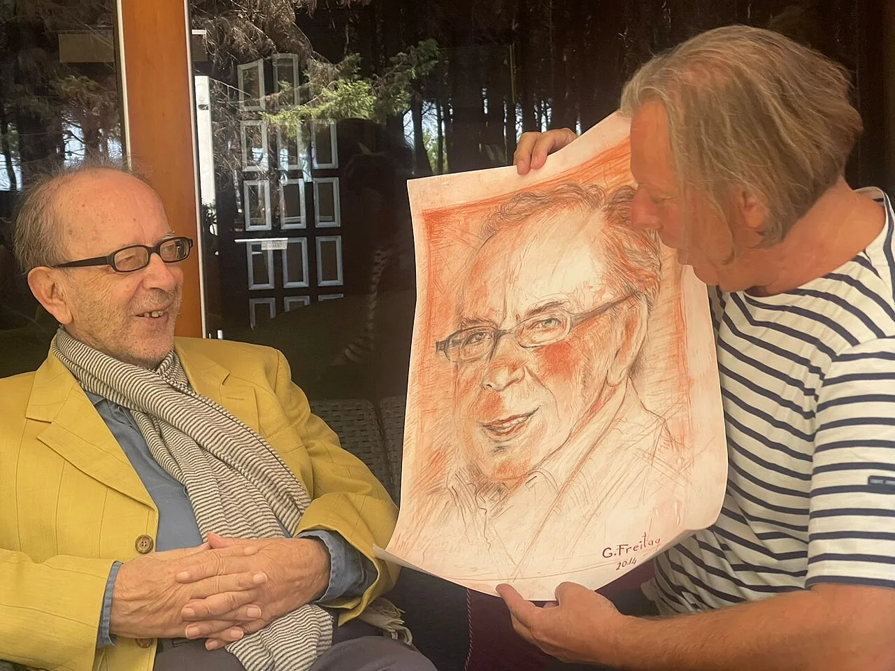 shkrimtari shqiptar Ismail Kadare ulur pranë artistit Gazmend Freitag