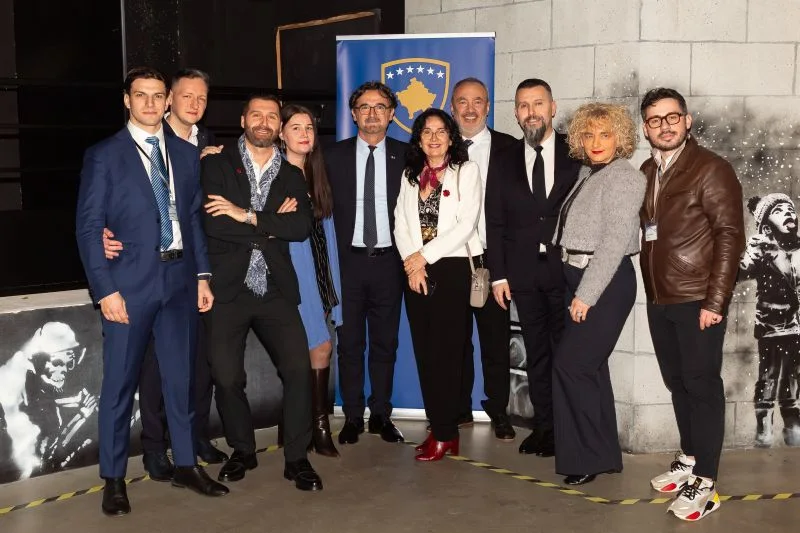 Anëtarë dhe organizatorë të komunitetit pranë emblemës së Kosovës në festimin e Pavarësisë së Kosovës në Paris më 2026