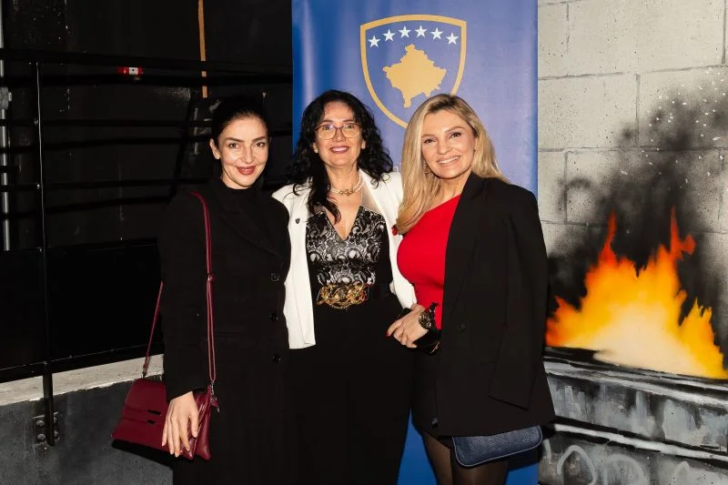 Tri të ftuara pranë flamurit të Kosovës në mbrëmjen komunitare të Pavarësisë së Kosovës në Paris më 2026