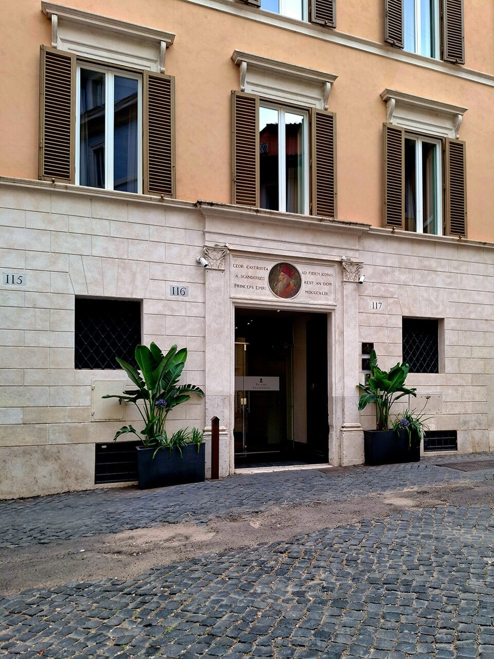La facciata e l’ingresso di Palazzo Scanderbeg a Roma