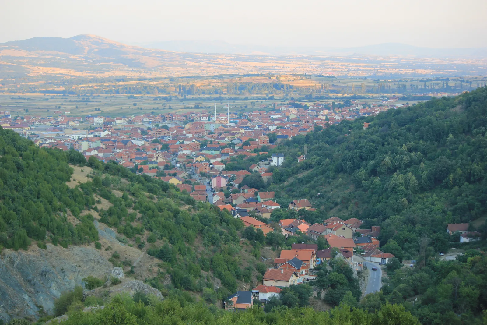 Vadi tabanının karşısından görünen, güney Sırbistan'daki Preševo kasabası