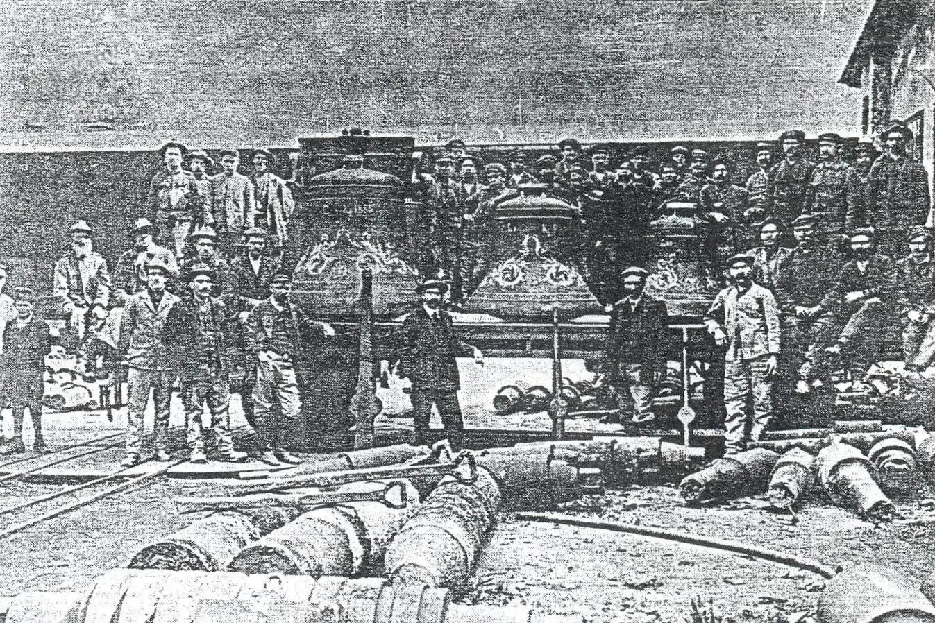 Les ouvriers de la sidérurgie Kranjska industrijska družba à Jesenice avec leurs produits en 1924