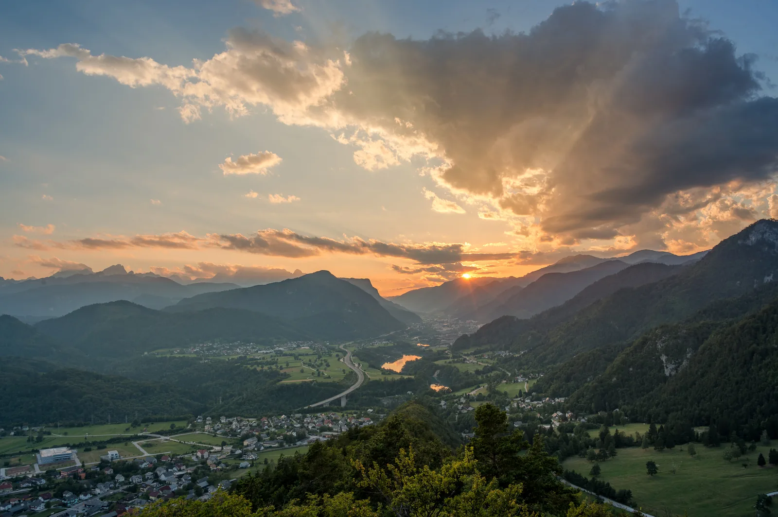 La ville de Jesenice au coucher du soleil, au pied des montagnes de Haute-Carniole