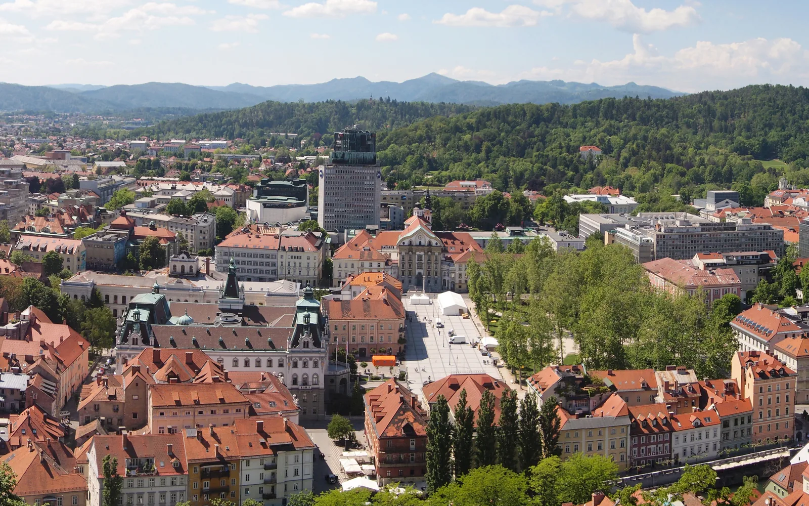 Ljubljana vue depuis la colline du château, les toits rouges de la vieille ville au premier plan et les collines du bassin de Ljubljana derrière