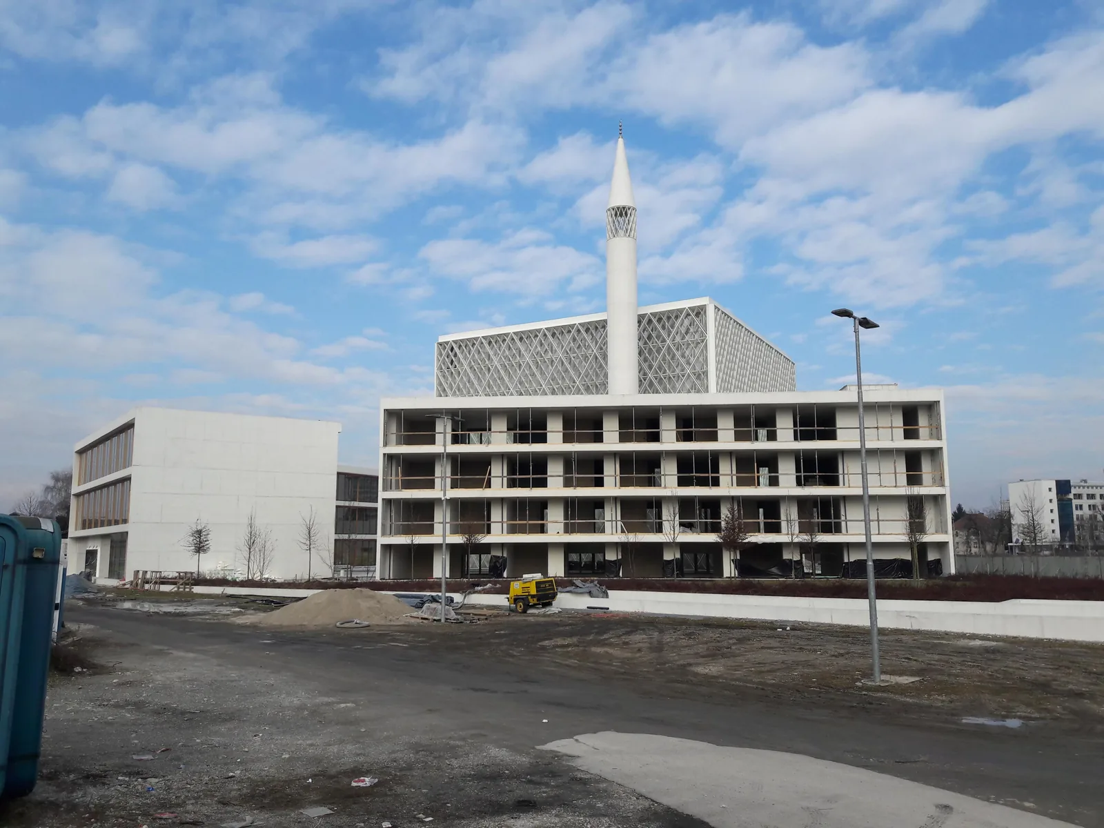 Le Centre religieux et culturel islamique de Ljubljana en construction, son minaret et sa salle de prière habillée d'un treillis visibles au-dessus de la structure inachevée
