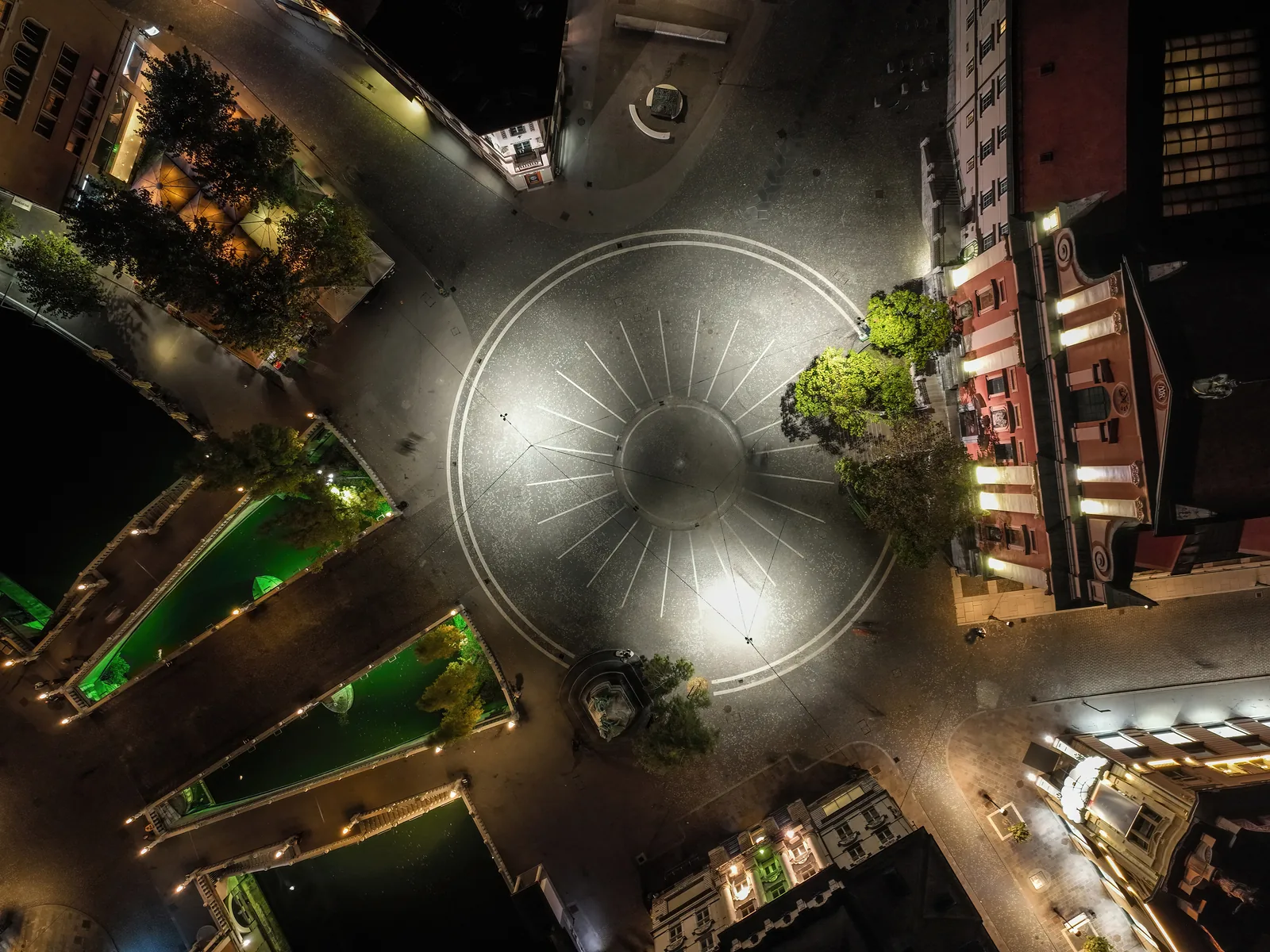 Le Triple Pont de Ljubljana et la place Prešeren vus de haut, à la verticale, de nuit