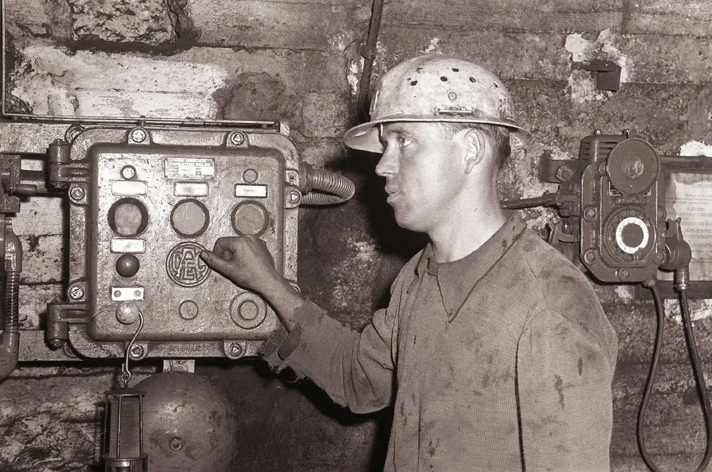 Des mineurs au travail sous terre dans la mine de charbon de Velenje en 1958