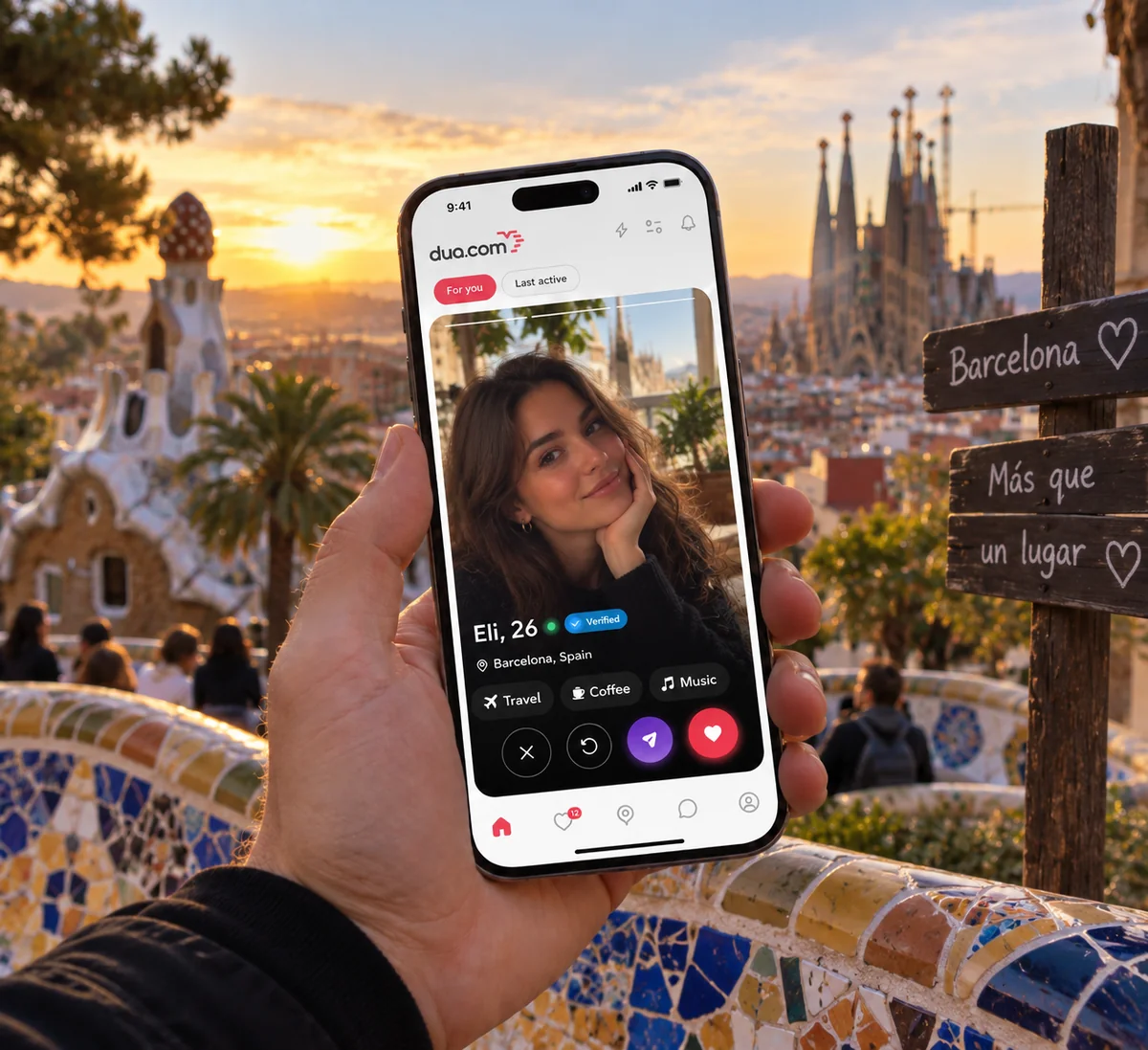 Dorë që mban telefonin me një profil shembull në aplikacionin dua.com, në Barcelonë