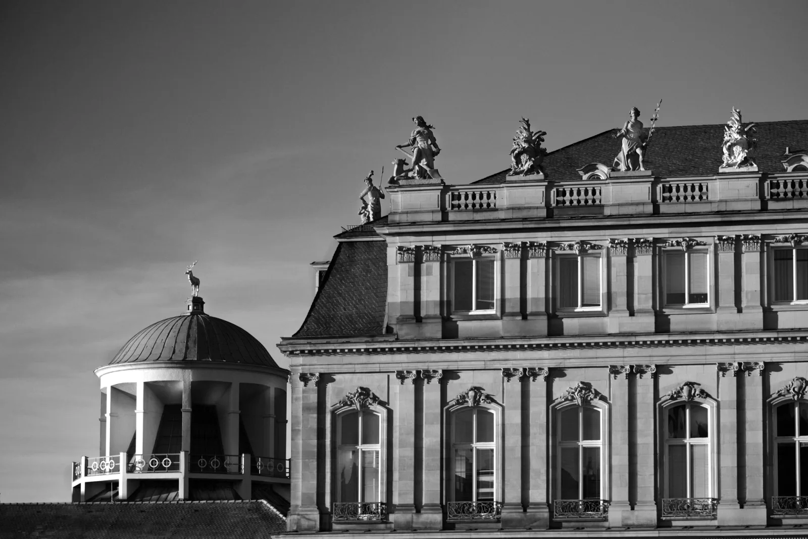 La Schlossplatz nel centro di Stoccarda con il Neues Schloss e la Jubiläumssäule