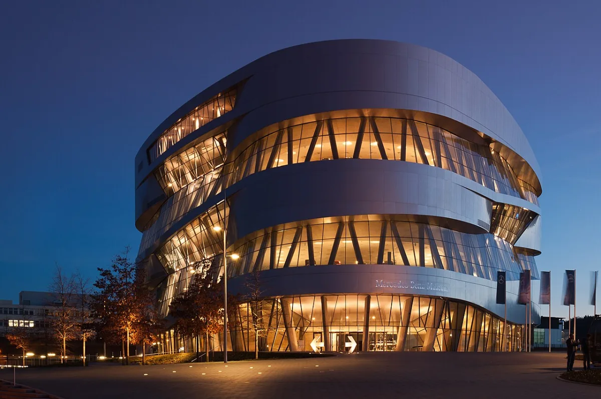 La facciata curva del Museo Mercedes-Benz a Stuttgart-Untertürkheim