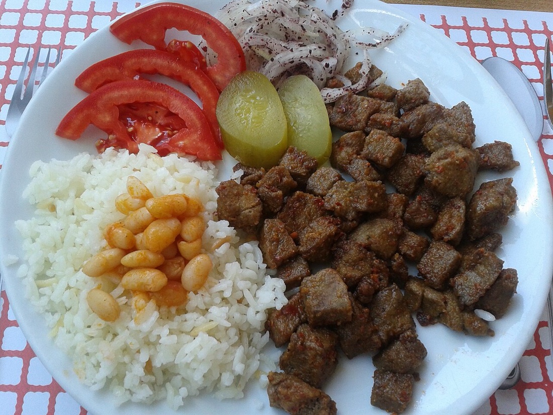 Ein Teller Arnavut cigeri – gewürfelte frittierte Leber mit Zwiebeln und Sumach – serviert in Istanbul