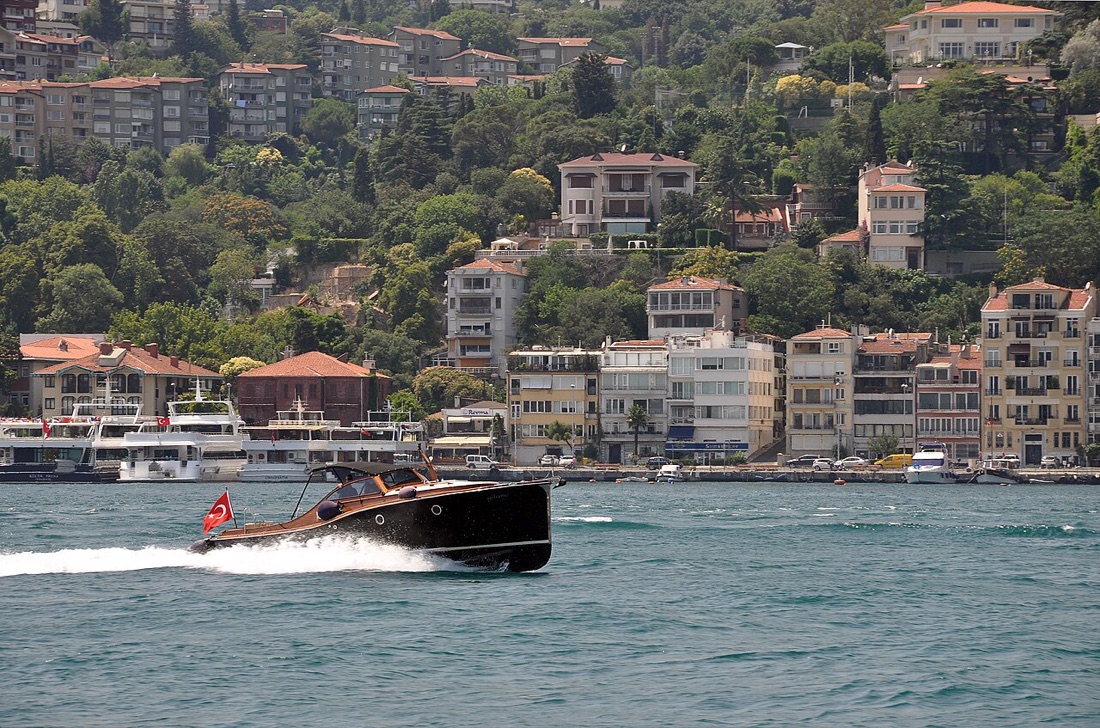 Das Arnavutkoy-Viertel von Istanbul am Bosporus, mit hölzernen Hafenvilla und Wohnblöcken, die den Hügel hinaufragen