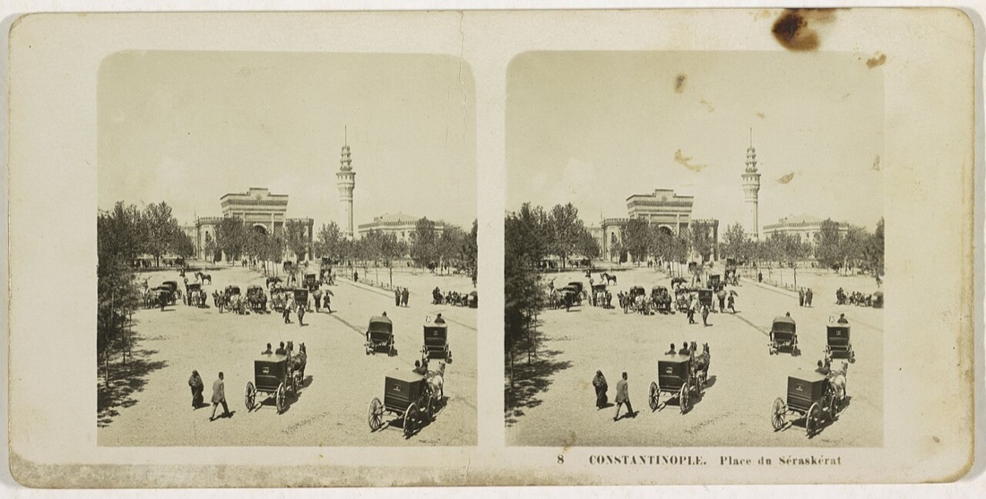Kutschen und Passanten auf dem Beyazit-Platz in Istanbul, fotografiert zwischen 1900 und 1909, wobei das Tor des Seraskerats sichtbar ist