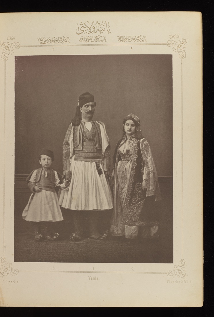 Eine wohlhabende albanische Familie aus dem Vilâyet Yanya, fotografiert 1873 in einem Konstantinopeler Studio für das osmanische Kostümalbum
