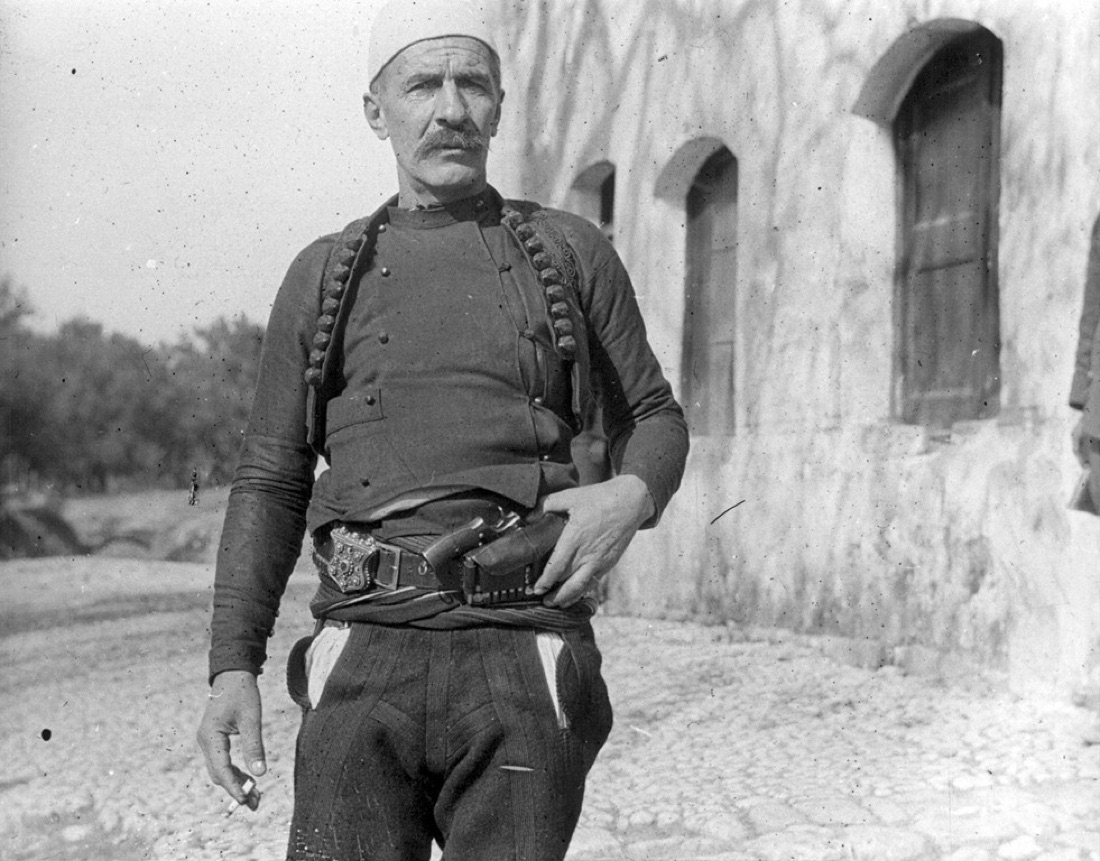 Isa Boletini, fotografiert von der niederländischen Militärmission 1914, in albanischer Hochlandkleidung mit Waffen