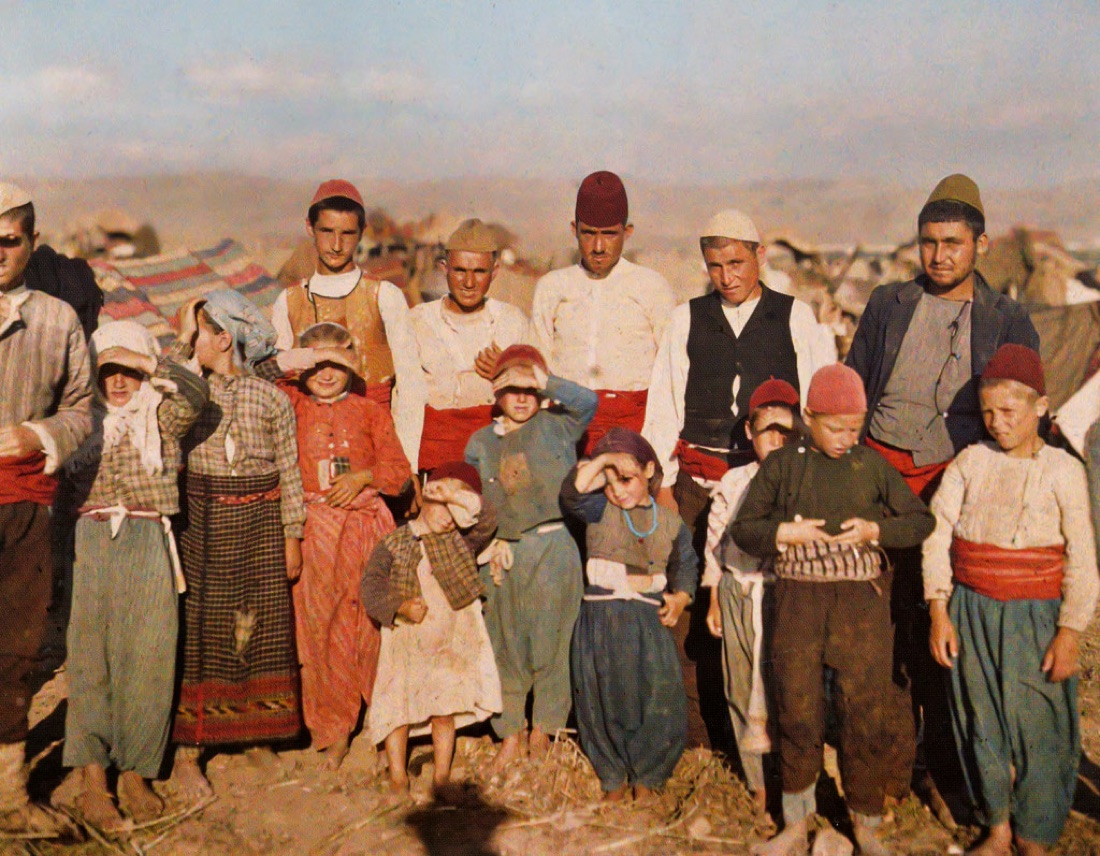 Ein autochromes Farbfoto einer Gruppe von Balkan-muslimischen Flüchtlingen, fotografiert im September 1913 in Saloniki