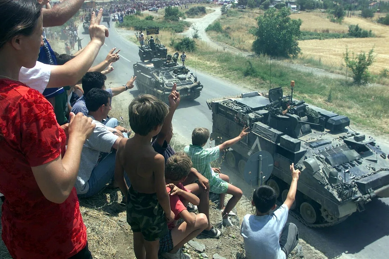 Am 12. Juni 1999 fuhren gepanzerte Fahrzeuge der British Army Warrior in den Kosovo ein, angefeuert von kosovarisch-albanischen Flüchtlingen, die die Straße an der Südgrenze säumten