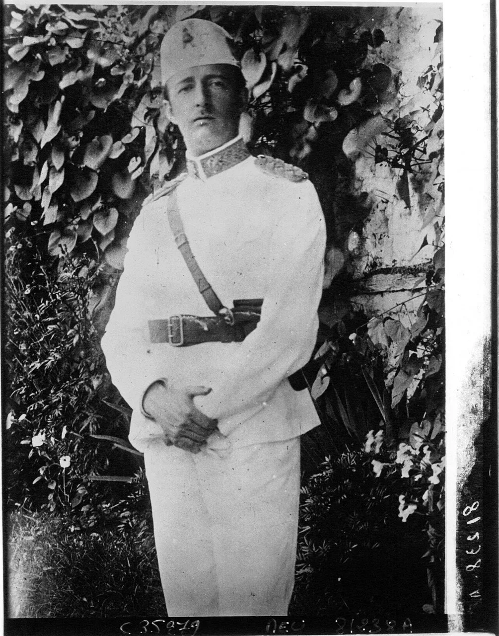 König Zog I. von Albanien in einer dunklen Militärtunika mit hohem Kragen, fotografiert Kopf und Schultern vor einem schlichten Studiohintergrund
