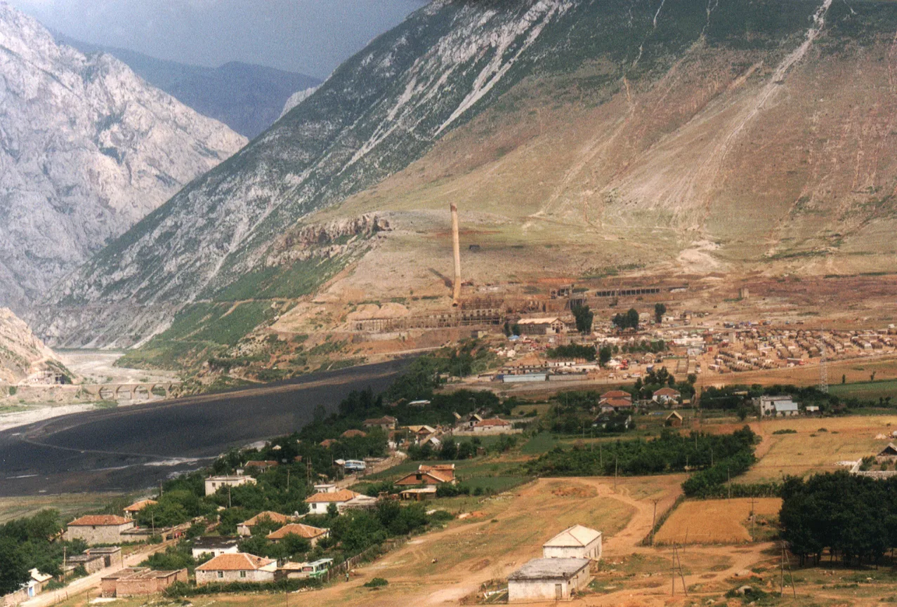 Das Flüchtlingslager in Kukës in Nordalbanien im Jahr 1999, Reihen weißer Zelte auf offenem Gelände, in denen Kosovo-Albaner Zuflucht suchten, nachdem sie während des Krieges vertrieben worden waren