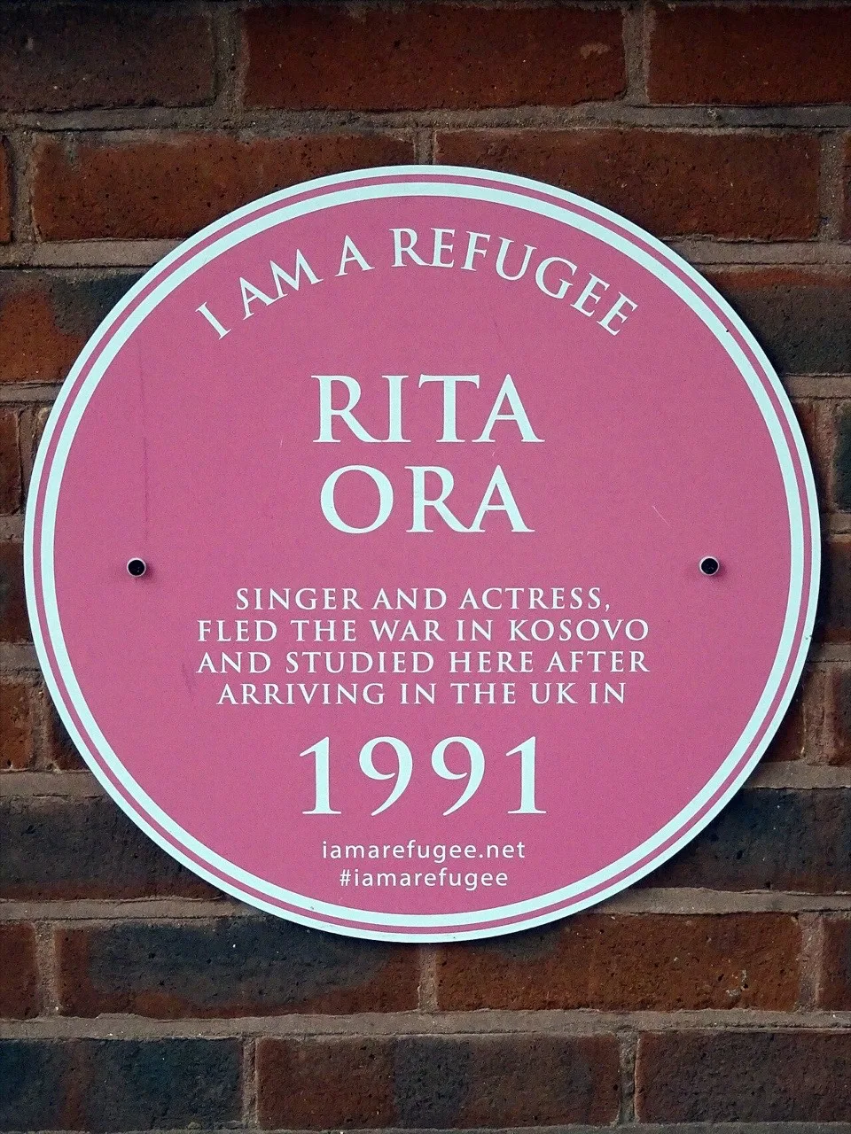 Auf einer roten Tafel an der Wand einer Londoner Grundschule steht, dass Rita Ora, Sängerin und Schauspielerin, vor dem Krieg im Kosovo floh und hier studierte, nachdem sie 1991 im Vereinigten Königreich ankam