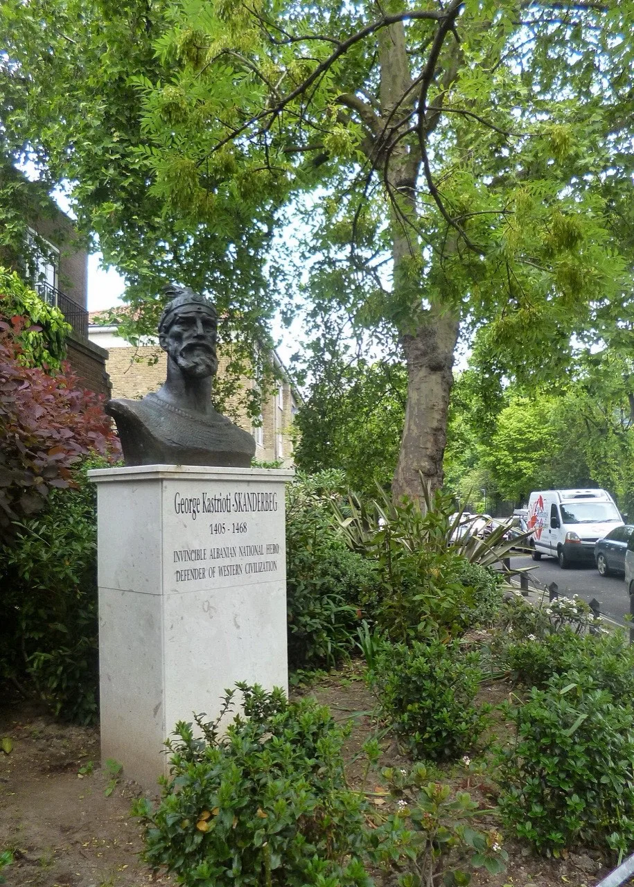 Die Bronzebüste von Skanderbeg, dem albanischen Nationalhelden aus dem 15. Jahrhundert mit seinem gehörnten Helm, auf ihrem Steinsockel in Bayswater im Westen Londons