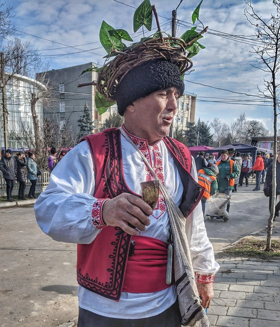 Tänzerinnen in bestickter Tracht beim Rebschnittfest Trifon Sarezan in Bolhrad