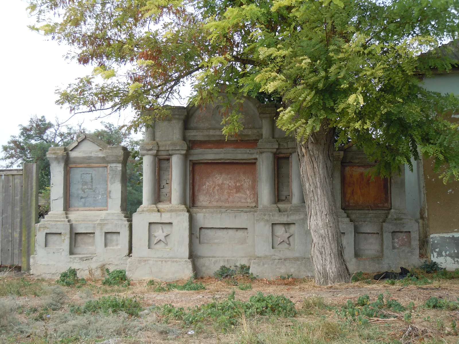 Die sowjetische Gedenkmauer in Karakurt, ihre Tafeln geleert, die Sterne noch in den Beton geschnitten