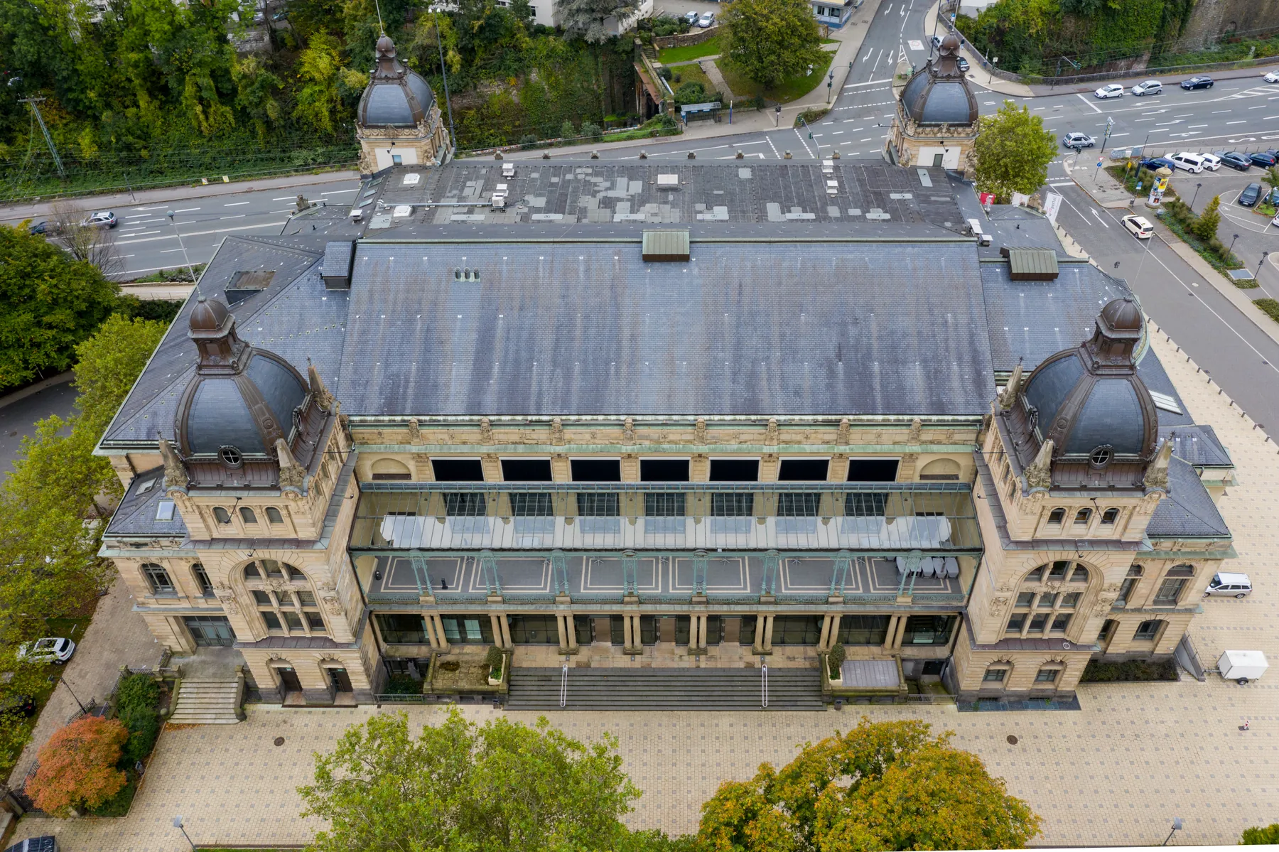 Aerial view of Wuppertal’s Historische Stadthalle and its surrounding streets in 2019
