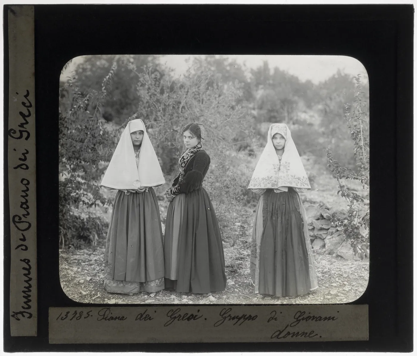 Placa de vidrio para linterna mágica con tres jóvenes con velos y vestidos largos, rotulada Piana dei Greci