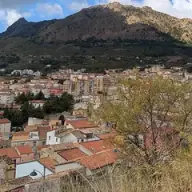 Piana degli Albanesi unterhalb seines Berges