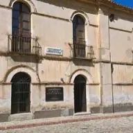 Die Fassade des Kollegs Sant’Adriano in San Demetrio Corone