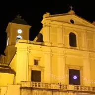 Die angestrahlte Fassade der Kathedrale San Nicola di Mira in Lungro