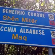 Ortsschilder von San Demetrio Corone und Macchia Albanese mit ihren arbërisht-Namen Shën Mitër und Maq