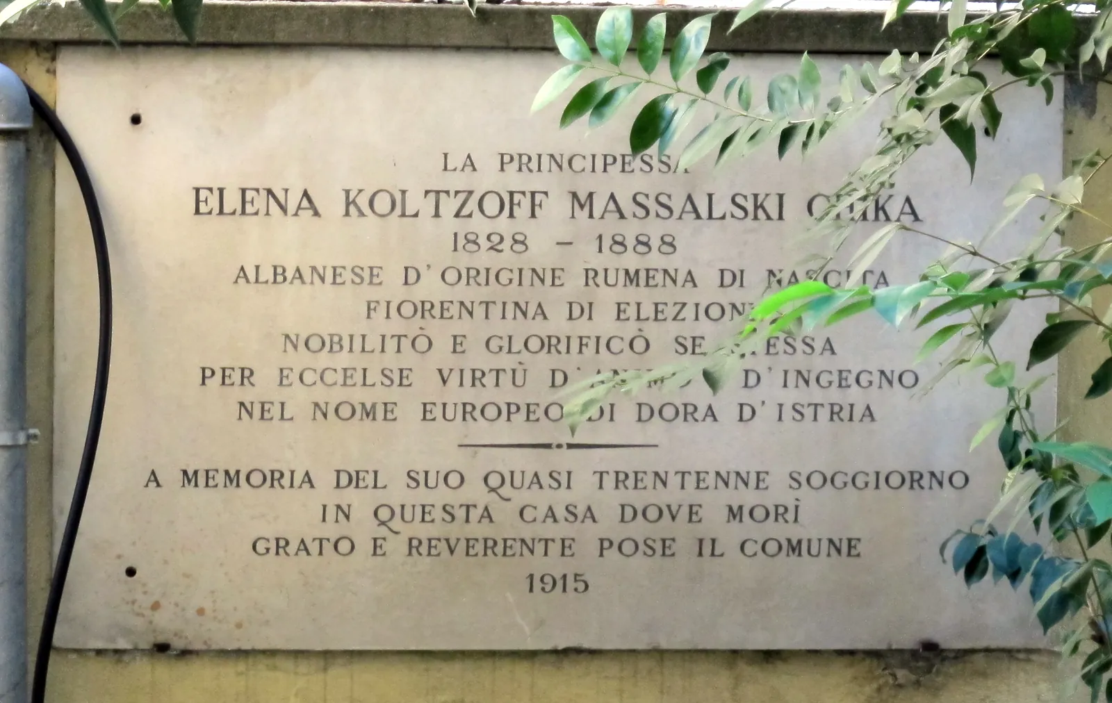 Pllaka e mermertë e vitit 1915 për Dora d'Istrian, në kopshtin e pallatit në Via Leonardo da Vinci 28, Firence; teksti italisht i pllakës jepet në përshkrim