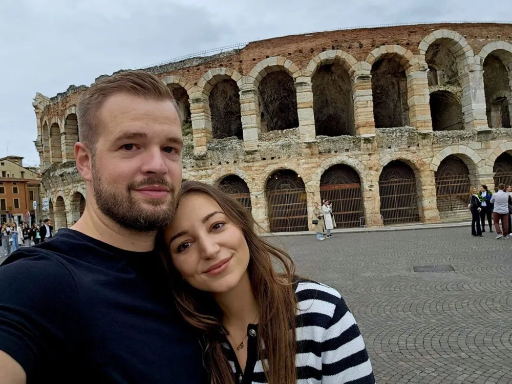 Dodona und Benni, die sich im April 2024 auf dua.com kennenlernten und ein Jahr später heirateten