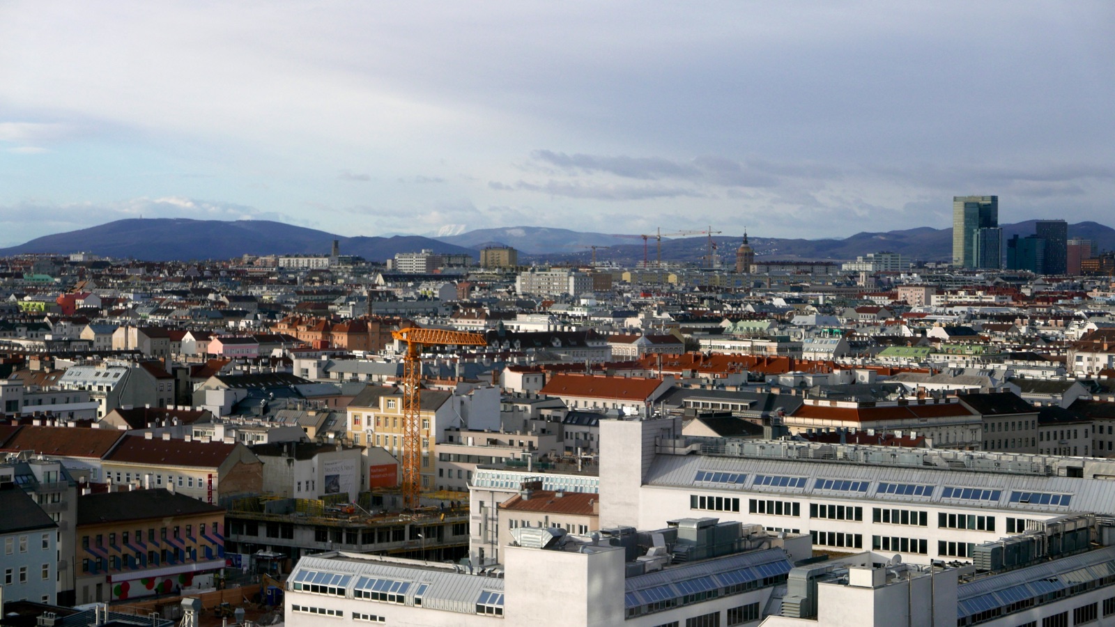 Panorama über Favoriten, den zehnten Wiener Gemeindebezirk, mit der Stadt im Hintergrund