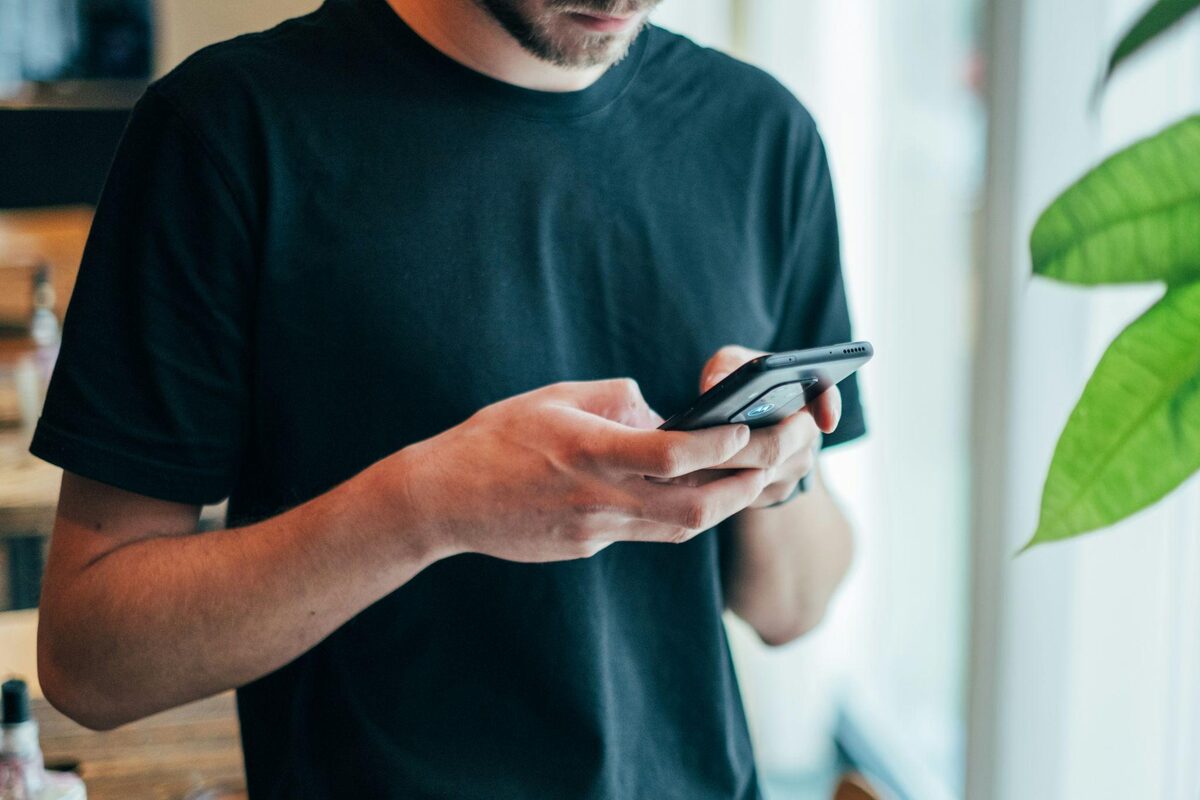 flirtoni me një femer online