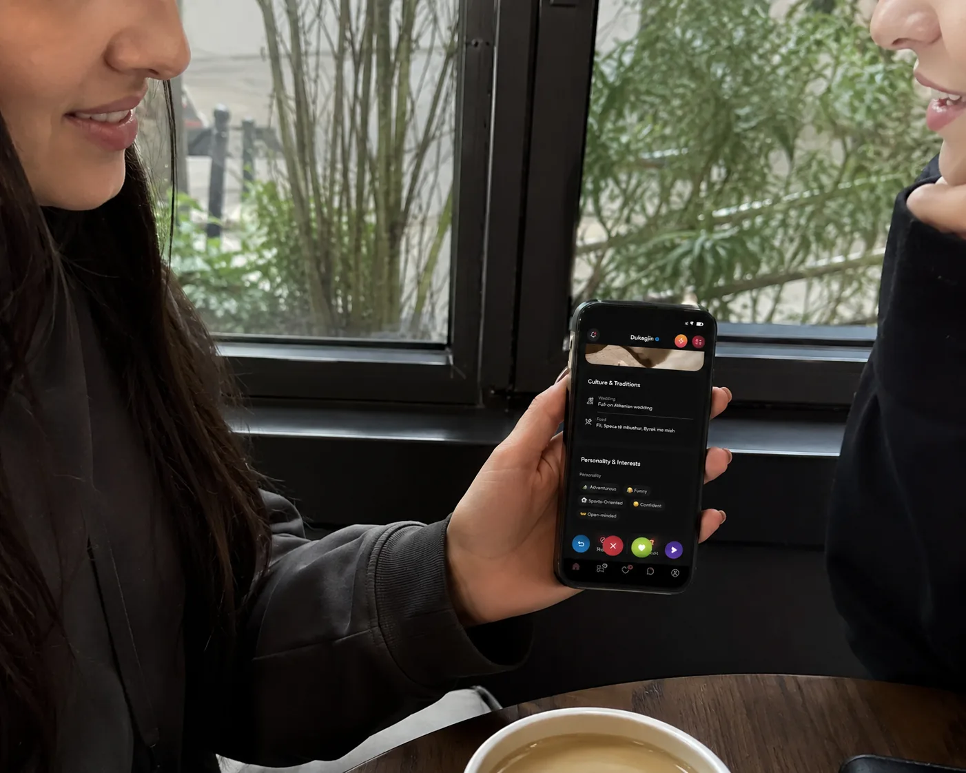 Dy gra duke parë një profil në aplikacionin dua në telefon