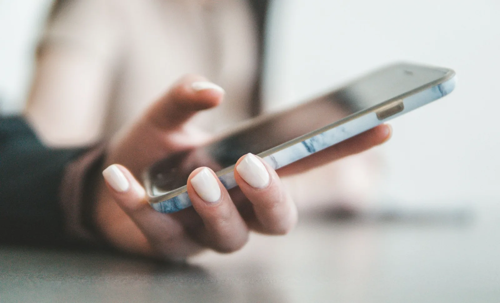 Kontrollimi i telefonit si shenjë e xhelozisë
