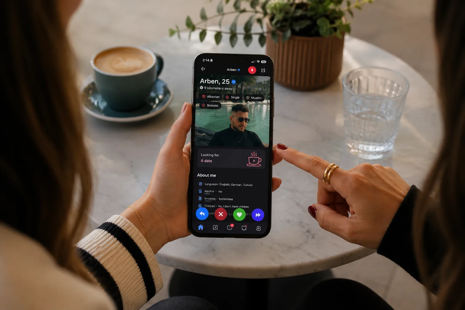 Përdoruese duke parë një profil në aplikacionin dua.com në telefon