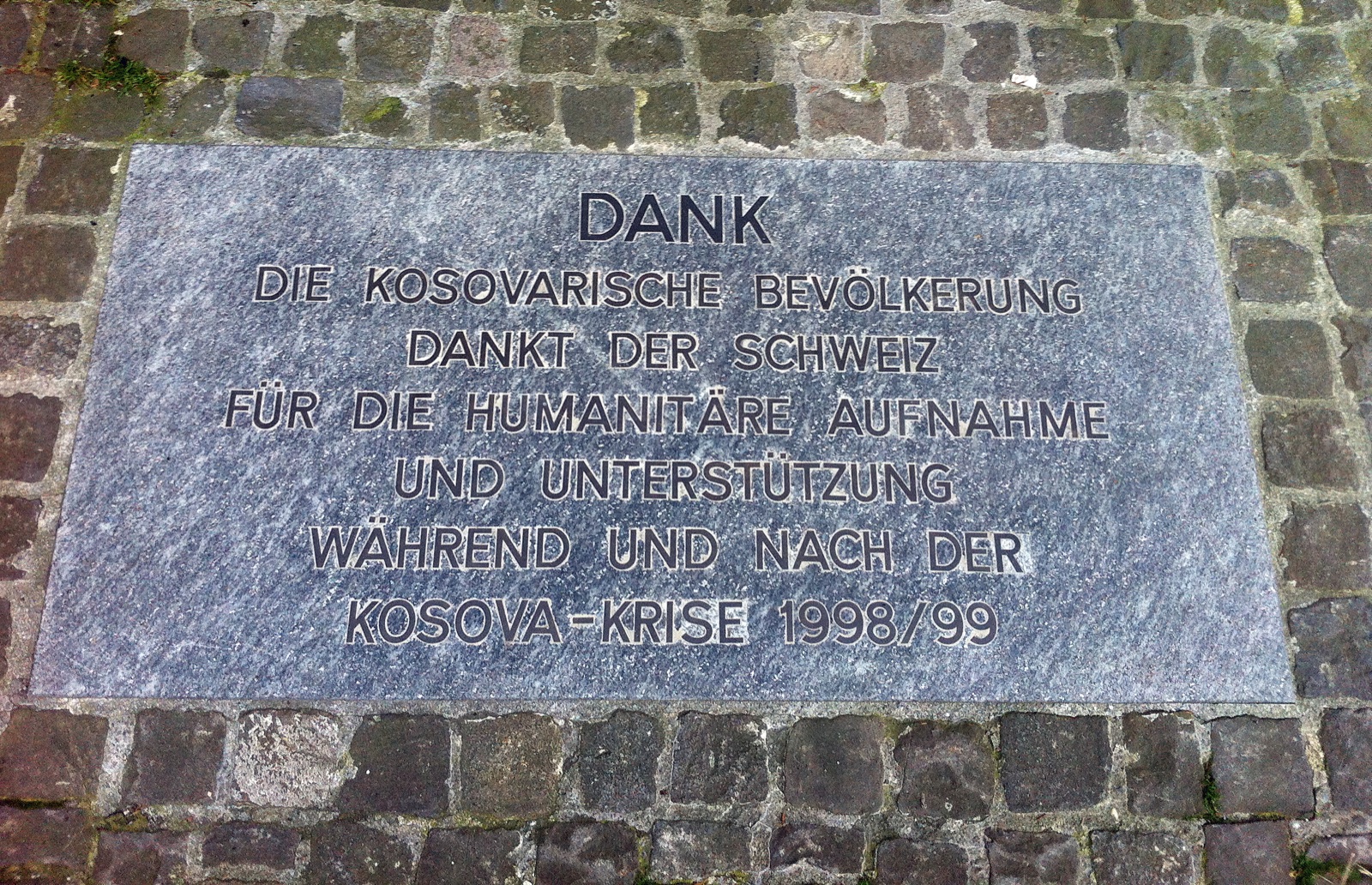The Kosovo gratitude plaque set into the Münsterhof in Zurich, reading in German that the Kosovar people thank Switzerland for its humanitarian help during and after the 1998/99 crisis